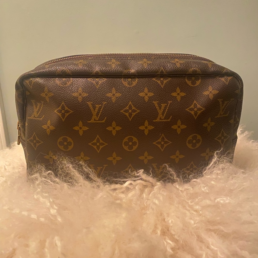 LOUIS VUITTON Monogram Trousse Toilette 28 (11 by 3 by 7) Made in France